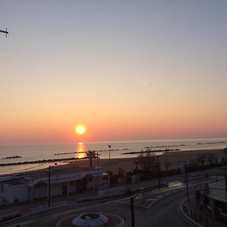 Apartamento Sunrise Beach House - Sea View Montesilvano Marina Exterior foto