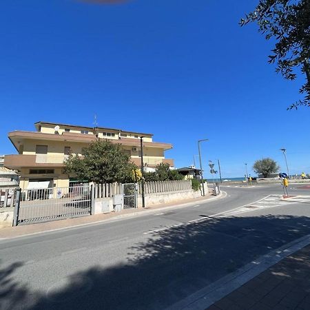 Apartamento Sunrise Beach House - Sea View Montesilvano Marina Exterior foto