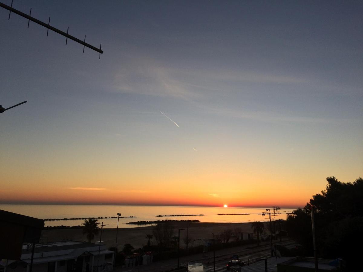 Apartamento Sunrise Beach House - Sea View Montesilvano Marina Exterior foto