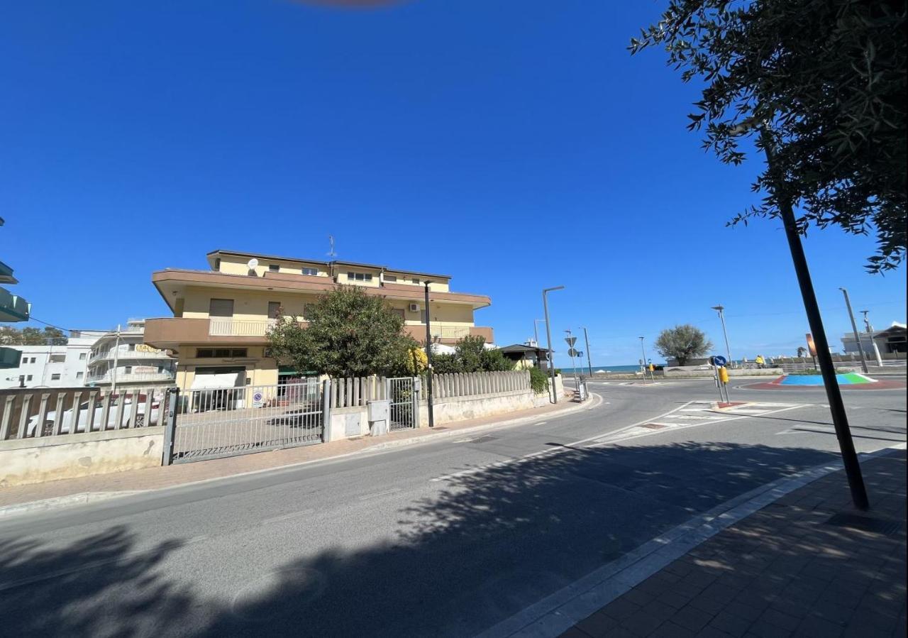 Apartamento Sunrise Beach House - Sea View Montesilvano Marina Exterior foto